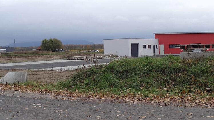 Der Neubau des Albertshöfer Feuerwehrhauses ist weit fortgeschritten. Wo der Erdhügel zu sehen ist,  kommt bald die Verbreiterung der Straße und der neue Gehweg hin. Das beschlossen die Räte am Dienstag.  Foto: es