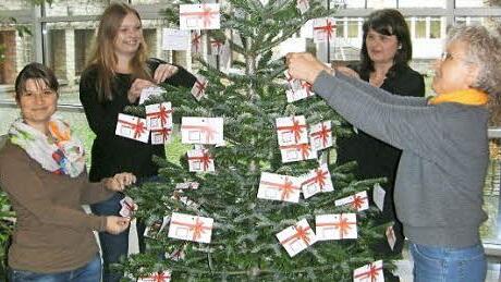 Die Mitarbeiterinnen des Familienbüros schmücken den Weihnachts-Wunschbaum (von links): Kathrin Finzel, Anna-Lena Strasser, Ursula Salberg und Annegret Hunger. Foto: Landratsamt Haßberge