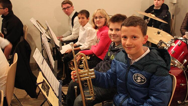 Jakob Längenfelder (vorne im Bild) hat den Feuerwehrhelm der Jugendfeuerwehr Niedermirsberg gegen die Trompete getauscht. Foto: Carmen Schwind