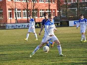 Auch gegen Rattelsdorf reichte es für den FC Mitwitz mit (weiße Trikots von links) Carsten Engel, Lukas Wrzyciel und Savas Ari nicht zu einem Sieg. Am Ostermontag gegen den SV Memmelsdorf II soll sich dies ändern. Foto: Herbert Kalb