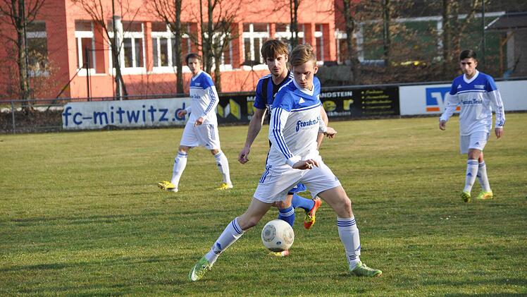 Auch gegen Rattelsdorf reichte es für den FC Mitwitz mit (weiße Trikots von links) Carsten Engel, Lukas Wrzyciel und Savas Ari nicht zu einem Sieg. Am Ostermontag gegen den SV Memmelsdorf II soll sich dies ändern. Foto: Herbert Kalb