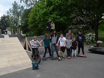 Sie können es kaum noch erwarten bis ihr Skate-Park fertig sein wird. Die Jungen und Mädchen sind jeden Tag an der Baustelle und stehen mit ihren Freestyle- Scootern, Skateboardern und BMX- Rädern in den Startlöchern. Mit im Bild Bürgermeister Rainer Detsch (Dritter von rechts) und Markus Grempel (auf der Rampe links). Foto: Hofmann