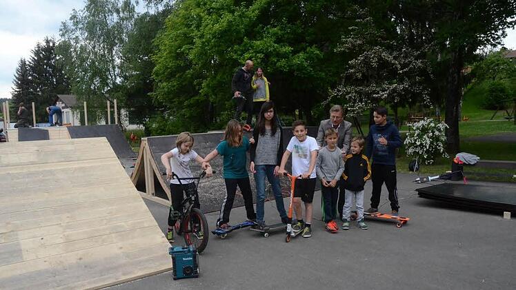 Sie können es kaum noch erwarten bis ihr Skate-Park fertig sein wird. Die Jungen und Mädchen sind jeden Tag an der Baustelle und stehen mit ihren Freestyle- Scootern, Skateboardern und BMX- Rädern in den Startlöchern. Mit im Bild Bürgermeister Rainer Detsch (Dritter von rechts) und Markus Grempel (auf der Rampe links). Foto: Hofmann
