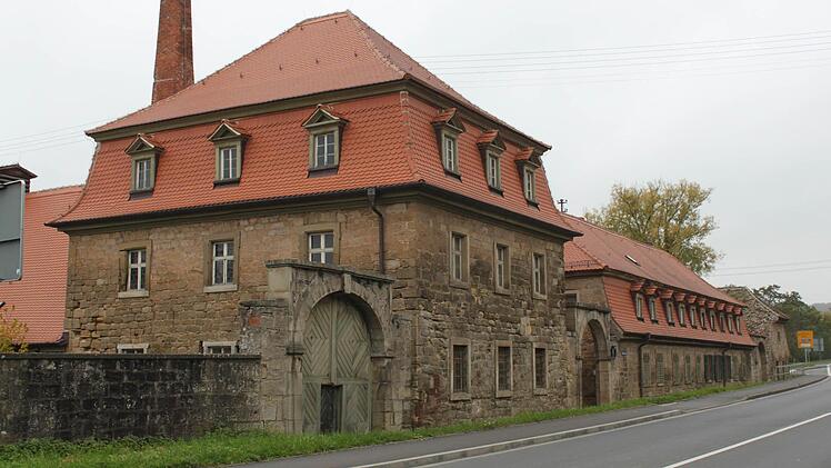 Die Gebäude des Südflügels erhielten zur Substanzsicherung neue Dächer. Foto: Mäuser