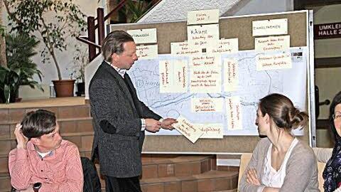 In der Arbeitsgruppe Bahnhofstraße unter der Leitung von Franz Ulrich (Mitte) wurde der fehlende Bezug von der Therme zur Altstadt als großes Manko angesehen. Foto: Gerda Völk