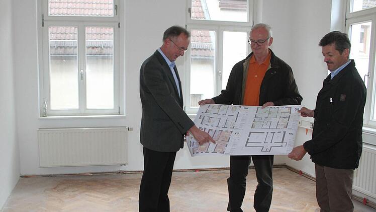 Dekan Hans Roppelt, Architekt Peter Schickel aus Bamberg und Konrad Wohlfahrt von der Kirchenverwaltung studieren den Plan: Die Sanierung des Pfarrhauses "Unsere Liebe Frau" geht bereits in die letzte Phase.