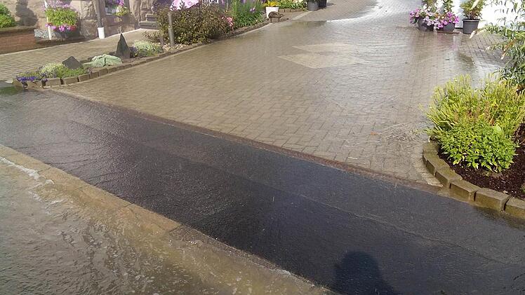 Bach trotz Sonnenschein: Auch nach Ende des Starkregens ergoss sich das Wasser vom Brennofen in Richtung Ort. Foto: Marianne Rößer