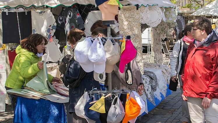 Zum Frühjahrsmarkt in Haßfurt gehören die alljährlich anreisenden Markthändler, die ihre Produkte anboten.