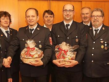 Daniel Grell, Claudia Ehrlinger, Volker Schäferlein,Karl-Heinz Degel, Oliver Bätz, KBI Reinhard Hartung, KBM Bernd Schultheiß und Bürgermeister Werner Thomas Foto: Michael Stelzner