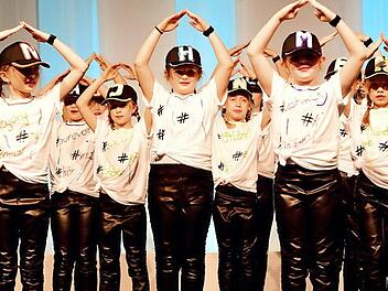 Die "Frechen Fr&uuml;chte" begeisterten wie viele andere mit ihrem Showtanz in der Jahnhalle. Foto: Dirk Hirsch