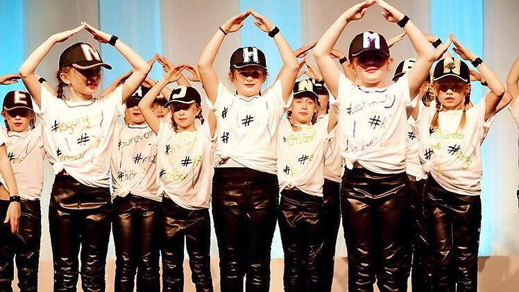 Die "Frechen Fr&uuml;chte" begeisterten wie viele andere mit ihrem Showtanz in der Jahnhalle. Foto: Dirk Hirsch