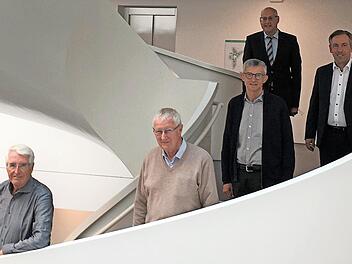 Aktivsenior Heinz Steinbock (Zweiter von links) wurde von Landrat Alexander Tritthart (rechts) und Wirtschaftsförderer Thomas Wächtler (hinten) herzlich verabschiedet. Mit dabei waren sein Nachfolger Josef Trott und der Regionalleiter der Aktivsenioren von Mittelfranken, Stephan Kessler (links).