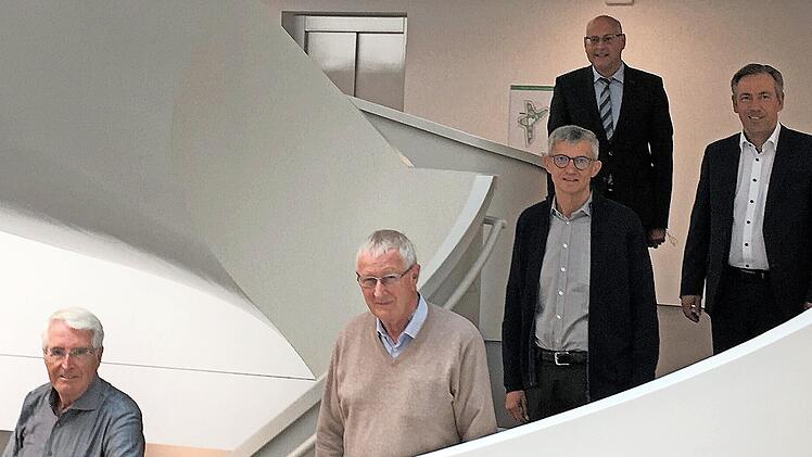 Aktivsenior Heinz Steinbock (Zweiter von links) wurde von Landrat Alexander Tritthart (rechts) und Wirtschaftsförderer Thomas Wächtler (hinten) herzlich verabschiedet. Mit dabei waren sein Nachfolger Josef Trott und der Regionalleiter der Aktivsenioren von Mittelfranken, Stephan Kessler (links).