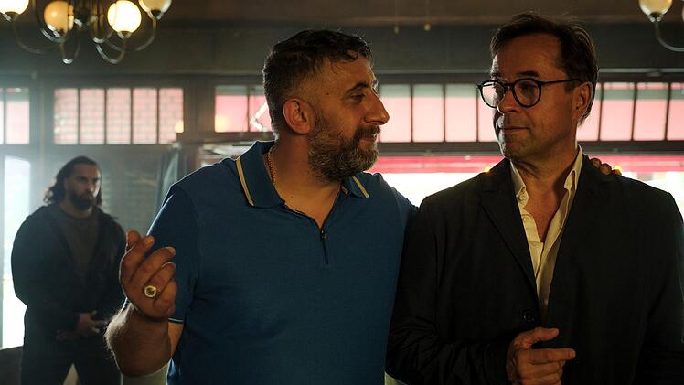 Adil Kalaman (Kida Khodr Ramadan, links) beauftragt Joachim Vernau (Jan Josef Liefers), ihm sein Geld zu besorgen.