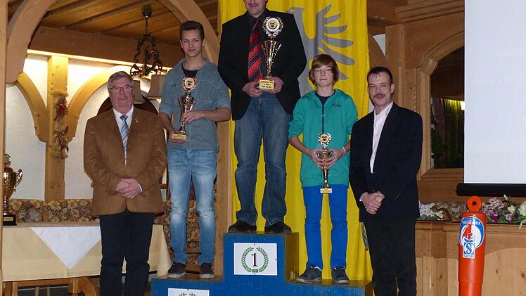 Die drei Besten: Baldur Bahn (von links auf dem Treppchen), Gernot Riemey und Nico Küchler. Foto: privat