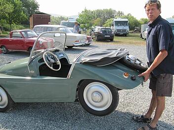 Ein Kleinschnittger lässt sich buchstäblich im Handumdrehen wenden - Besitzer Antonius Pelle macht vor, wie's geht. Fotos: Monika Schütz und Matthias Einwag
