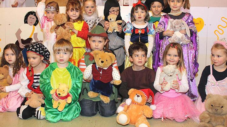 Zeigt her eure süßen Teddybären! Mit dem Lied "Rück Teddy" begeisterten die Mädchen und Jungen des Kindergartens.