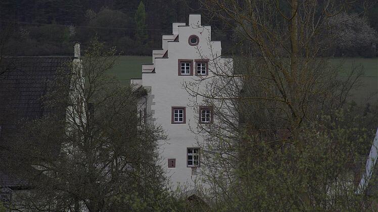Auf dem Sanierungsplan steht die Kissinger Straße. Sie führt auch durch das Torhaus.