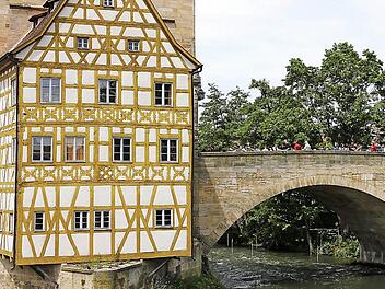 Die beiden inselseitigen Bögen der Oberen Brücke müssen saniert werden, weil der Sandstein durchweicht ist. Deswegen bekommen die Bögen von oben Dichtungen unter den Belag und einige Jahre später, wenn der Sandstein getrocknet ist, wird die Unterseite saniert.  Fotos: Matthias Hoch