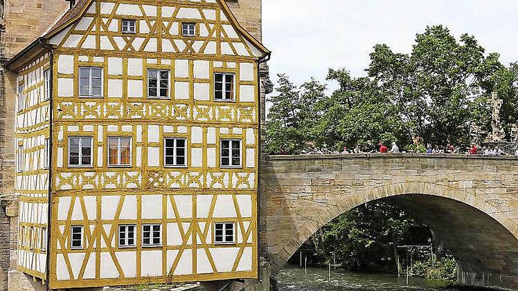 Die beiden inselseitigen Bögen der Oberen Brücke müssen saniert werden, weil der Sandstein durchweicht ist. Deswegen bekommen die Bögen von oben Dichtungen unter den Belag und einige Jahre später, wenn der Sandstein getrocknet ist, wird die Unterseite saniert.  Fotos: Matthias Hoch