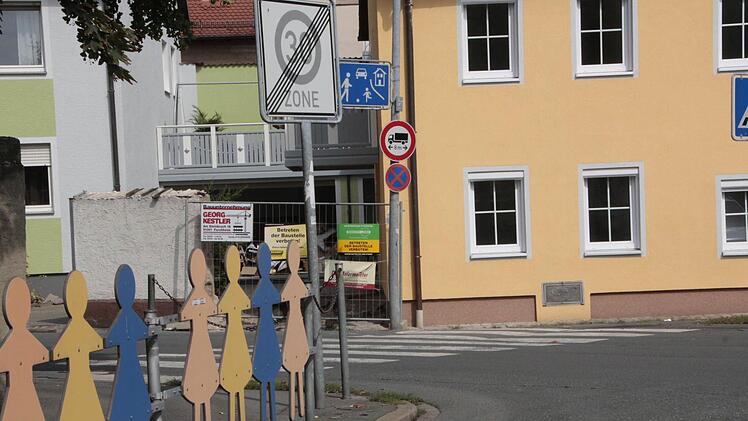 Zu viele Schilder verwirren an der Kreuzung Wallstraße/St.-Martin-StraßeFahrlehrer: 20 Meter vor der Einmündung der St-Martin-Straße wird der Autofahrer mit vier Schildern konfrontiert. Um sie zu registrieren, braucht er vier Sekunden. Bei Tempo 30 (neun Meter pro Sekunde) sind das 36 Meter. Zu lang! Vorschlag: Schilderwald lichten!Stadt/Polizei: "Keines der Schilder ist verzichtbar", sagt Backer. Die bestehende Verkehrsregelung sei anders nicht machbar, findet der Leiter des Ordnungsamtes. E...