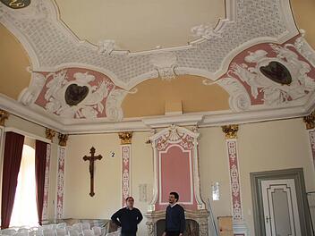 Über den Zustand des Roten Adlersaals im Himmelkroner Schloss informieren sich der Pressesprecher der Diakonie Neuendettelsau, Thomas Schaller (links), und der Leiter des Bereichs Wohnen in Himmelkron, Armin Wissel. Foto: Jürgen Gärtner