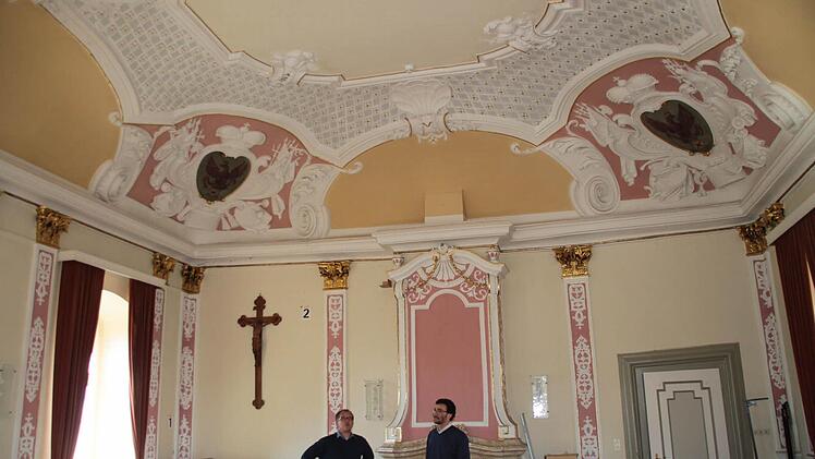 Über den Zustand des Roten Adlersaals im Himmelkroner Schloss informieren sich der Pressesprecher der Diakonie Neuendettelsau, Thomas Schaller (links), und der Leiter des Bereichs Wohnen in Himmelkron, Armin Wissel. Foto: Jürgen Gärtner