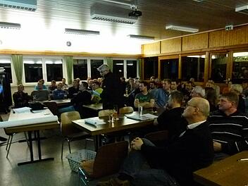 Das Interesse am Landschaftsplan war riesengroß, wie die gut gefüllte Halle in Großwalbur zeigt. Foto: Lothar Weidner