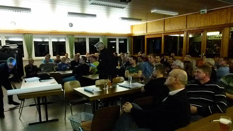 Das Interesse am Landschaftsplan war riesengroß, wie die gut gefüllte Halle in Großwalbur zeigt. Foto: Lothar Weidner