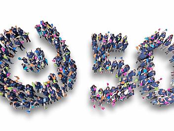 180 Menschen aus allen Einrichtungen der Herzogenauracher Lebenshilfe bildeten das Logo zum Jubil&auml;um.  Foto: Anja Steinhausen-Biermann