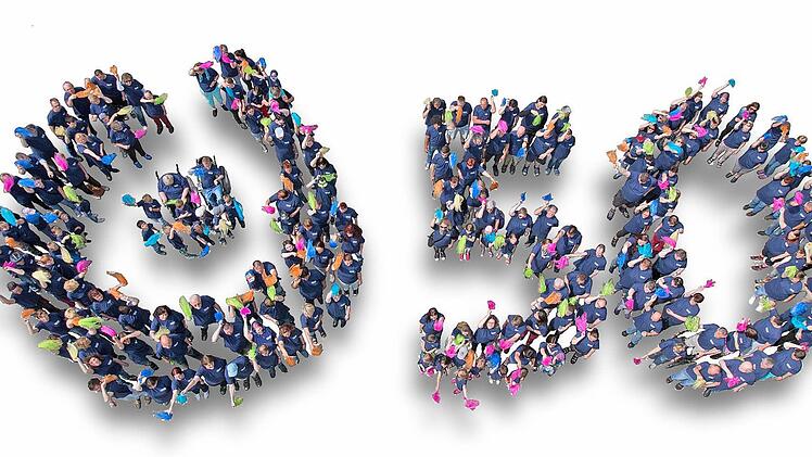 180 Menschen aus allen Einrichtungen der Herzogenauracher Lebenshilfe bildeten das Logo zum Jubil&auml;um.  Foto: Anja Steinhausen-Biermann