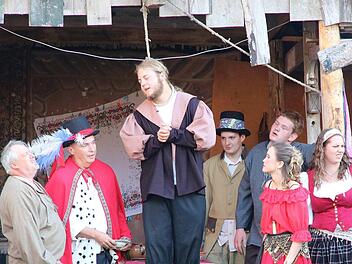 Vor dem Galgen wurde Dichter Gringoire (Max Heuchler, Mitte) durch eine Scheinehe mit Esmeralda (rechts daneben, im roten Kleid) in letzter Sekunde gerettet.  Foto: Dieter Britz