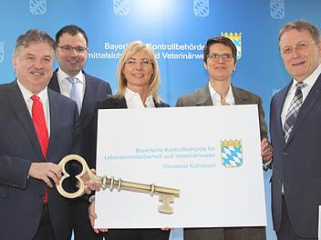 Sie haben allen Grund zur Freude: Landrat Klaus Peter Söllner, Landtagsabgeordneter Martin Schöffel, Verbraucherschutzministerin Ulrike Scharf, Behördenleiterin Claudia Thielen und Oberbürgermeister Henry Schramm feiern die Eröffnung der neuen Kontrollbehörde für Lebensmittelsicherheit und Veterinärwesen in Kulmbach.Dagmar Besand