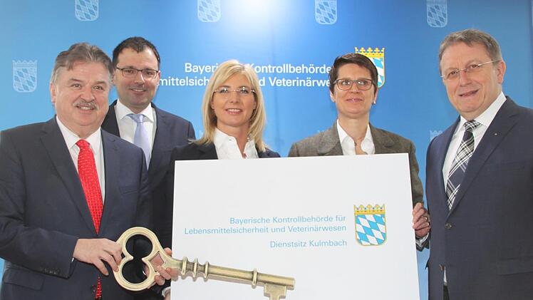 Sie haben allen Grund zur Freude: Landrat Klaus Peter Söllner, Landtagsabgeordneter Martin Schöffel, Verbraucherschutzministerin Ulrike Scharf, Behördenleiterin Claudia Thielen und Oberbürgermeister Henry Schramm feiern die Eröffnung der neuen Kontrollbehörde für Lebensmittelsicherheit und Veterinärwesen in Kulmbach.Dagmar Besand