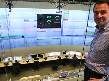 Im großen Kontrollraum: Ralf Acker leitet das Netzwerk-Management-Zentrum der Telekom in Bamberg.  Sebastian Schanz