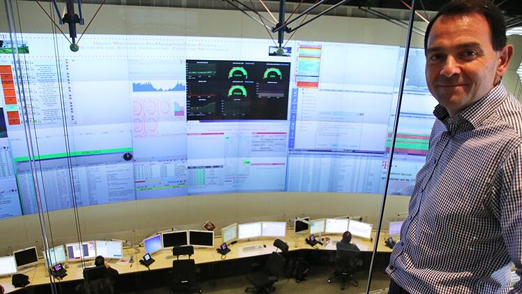 Im großen Kontrollraum: Ralf Acker leitet das Netzwerk-Management-Zentrum der Telekom in Bamberg.  Sebastian Schanz