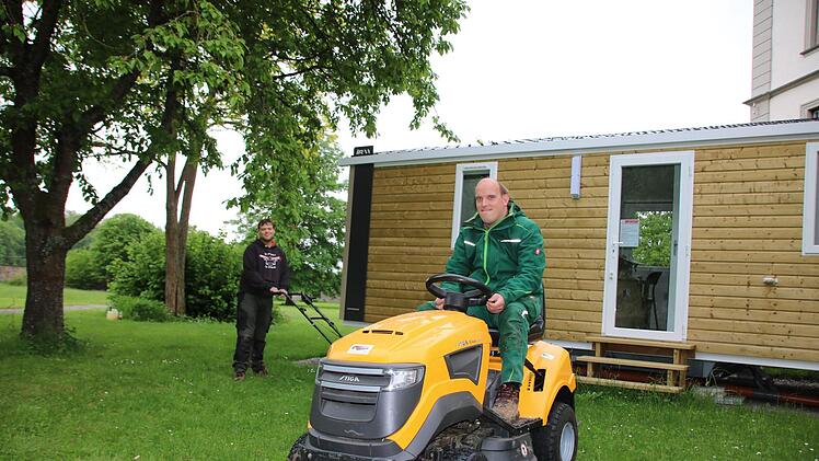 Fabi Hesselbach (links) und Michael Froschauer von der Klostergärtnerei Maria Bildhausen mähen den Platz vor dem neu gebauten mobilen Haus für Lehrkräfte und Betreuer im Schwesterngarten.  Foto: Ralf Ruppert