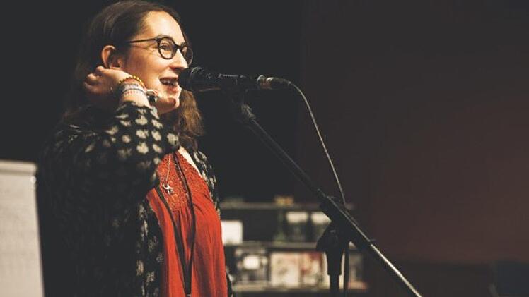 Die Münnerstädterin Hannah Conrady ist beim 2. Poetry Slam in der Alten Aula mit dabei. Mit ihr konkurrieren acht Slammer aus ganz Deutschland und Österreich.     Foto: Manfred Manger