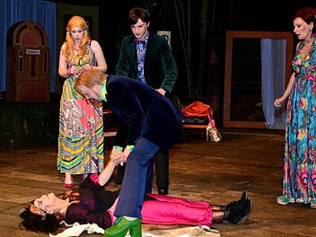 Madame Arcati (Georgia Lauterbach, am Boden) hat sich in Trance geredet. Charles (Sigurd Sundby) redet auf sie ein, damit sie wieder zu sich kommt. Mrs. Bradmann (Henrike Reincke), Dr. Bradman (Markus Müller) und Ruth (Sigrid Kern) beobachten die Szene. Fotos: Dieter Hübner