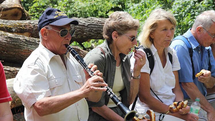 Hans Schug spielt Klarinette