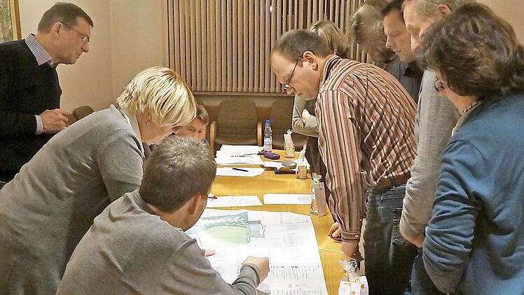 Der Marktgemeinderat Euerdorf interessierte sich für das Bauprojekt "Wittelsbacher Turm". Foto: Gerd Schaar