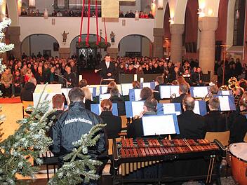 Die Adelsdorfer Musikanten spielten in der voll besetzten Kirche. Foto: Johanna Blum