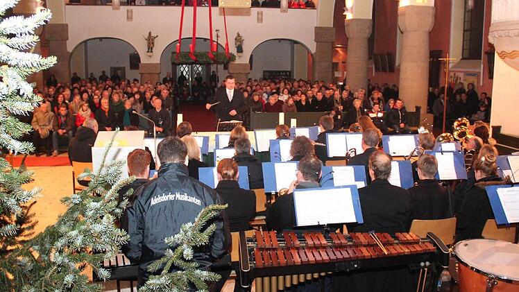 Die Adelsdorfer Musikanten spielten in der voll besetzten Kirche. Foto: Johanna Blum