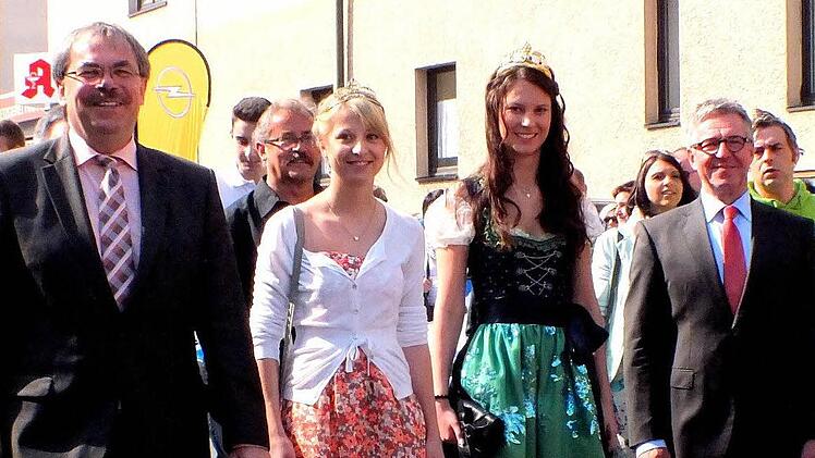 Bürgermeister Ruß, die Weinprinzessinnen Isabell Bergmann (Sand) und Christina Schneider (Nordheim) sowie der unterfränkische Weinbau-Vizepräsident Hans Georg Noppenberger (von links) beim Festzug.