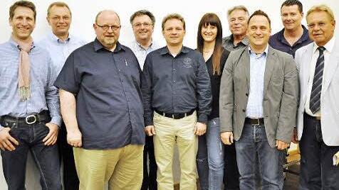 Das neue Präsidium der Kroniche Fousanaocht 1964 e.V. (von links): Jens Schick, Robert Porzelt, Uli Böhm, Matthias Simon, Andreas Bauer, Karolin Söhnlein, Heinz Schmidt, Martin Panzer, Thomas Kaiser und Bürgermeister Wolfgang Beiergrößlein. Foto: Kroniche Fousanaocht