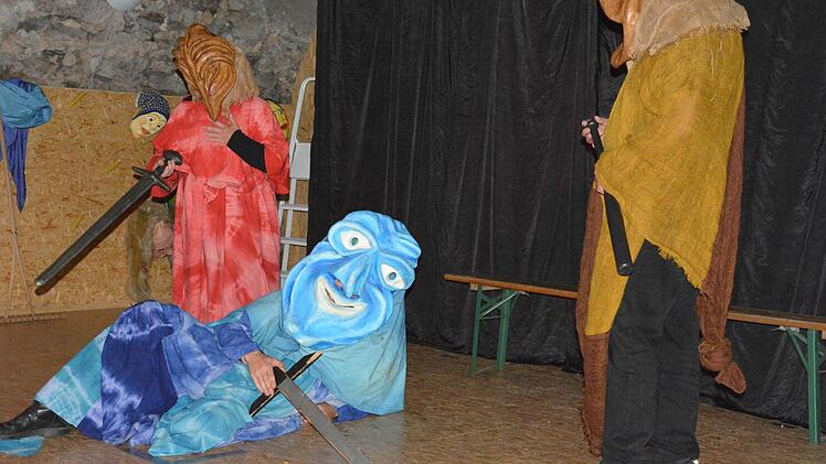 Farbenfrohe Kostüme und fantasievolle Masken gab es auch in der Szene "Dickhaut " zu bewundern.Foto: Gerhard Schmidt