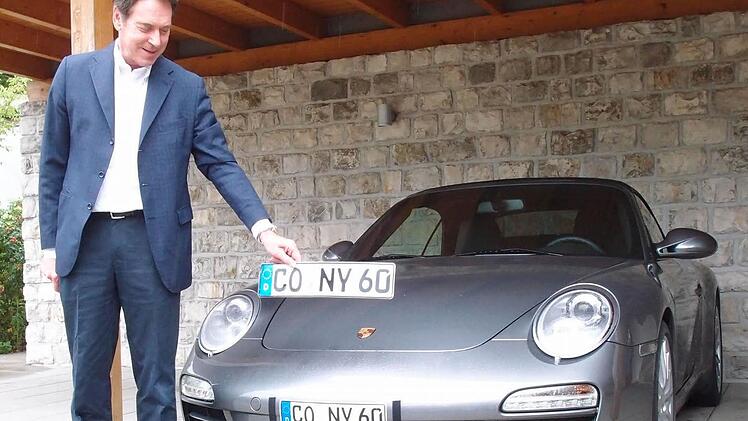 Durch die Verwendung ungenehmigter Klebekennzeichen an seinem Porsche-Cabrio war der Coburger Unternehmer Michael Stoschek ins Visiert der Staatsanwaltschaft und in die Schlagzeilen geraten. Weil die Tatsache, dass gegen ihn ermittelt wurde, bereits im Okotber 2014 an die öffentlicheit gelangte, hatte Stoschek Anzeige gegen Unbekannt wegen Verletzung des Dienstgeheimnisses gestellt. Das Verfahren wurde jetzt eingestellt.Foto: Archiv/Jochen Berger