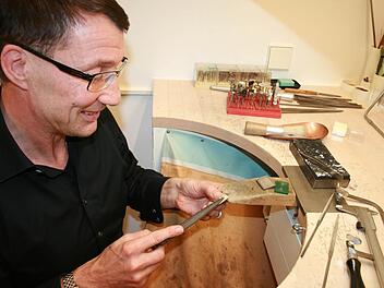 Malte Meinck feilt an einem Element der neuen Kette für die Schützengesellschaft Geroda. Heute soll sie übergeben werden. Foto: Gabriele Sell