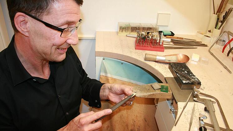 Malte Meinck feilt an einem Element der neuen Kette für die Schützengesellschaft Geroda. Heute soll sie übergeben werden. Foto: Gabriele Sell