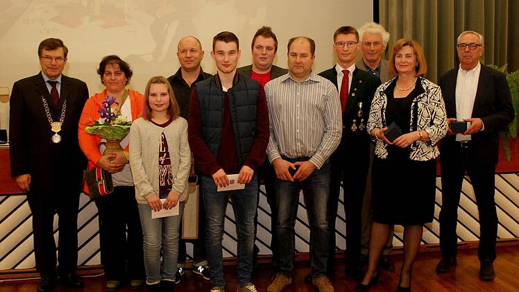Bürgermeister Walter Ziegler ehrte ihre Leistungen (weiter von links), : Nicole Helbig-Baum, Lisa Hoch, Norbert Helbig, Daniel Scharting, Matthias Markert, Gerhard Wacker, Marco Bühl, Engelbert Schröpfer, Susanne Langer und Georg Greb. Foto: Günther Geiling